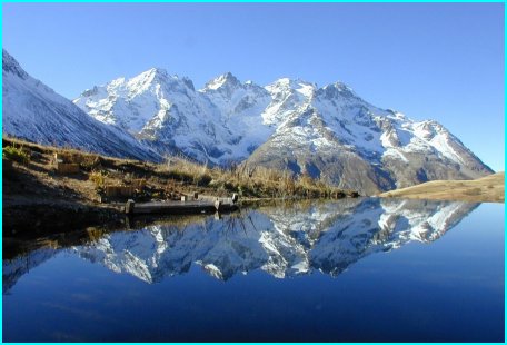 Un lac dans le massif du Mont Blanc dans les Alpes (France)
