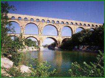 Un aqueduc : le pont du Gard