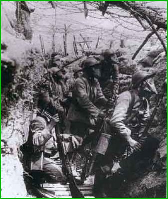 Des soldats anglais dans les tranchées avant l'assaut